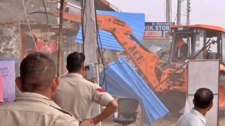 Haryana administration demolishes  administration demolishes illegal constructions  demolishes illegal constructions in Nuh district  ಹರಿಯಾಣ ಹಿಂಸಾಚಾರ  ಇಂದು ಸಹ ಮುಂದುವರಿದ ಬುಲ್ಡೋಜರ್​ ಸದ್ದು  ಸಮಾಜಘಾತುಕರಿಗೆ ತಟ್ಟಿದ ಬಿಸಿ  ಅಕ್ರಮ ಆಸ್ತಿಗಳ ಮೇಲೆ ಬುಲ್ಡೋಜರ್ ಕ್ರಮ  ಅಕ್ರಮ ಕಟ್ಟಡ ನಿರ್ಮಾಣ  ಜಿಲ್ಲಾಡಳಿತ ತೀವ್ರ ನಿಗಾ  ಸಮಾಜಘಾತುಕ ಚಟುವಟಿಕೆ  ನಗರದಲ್ಲಿ ಬುಲ್ಡೋಜರ್​ ಸದ್ದು  ಆಡಳಿತವು ಅಪರಾಧಿಗಳ ವಿರುದ್ಧ ಕ್ರಮ