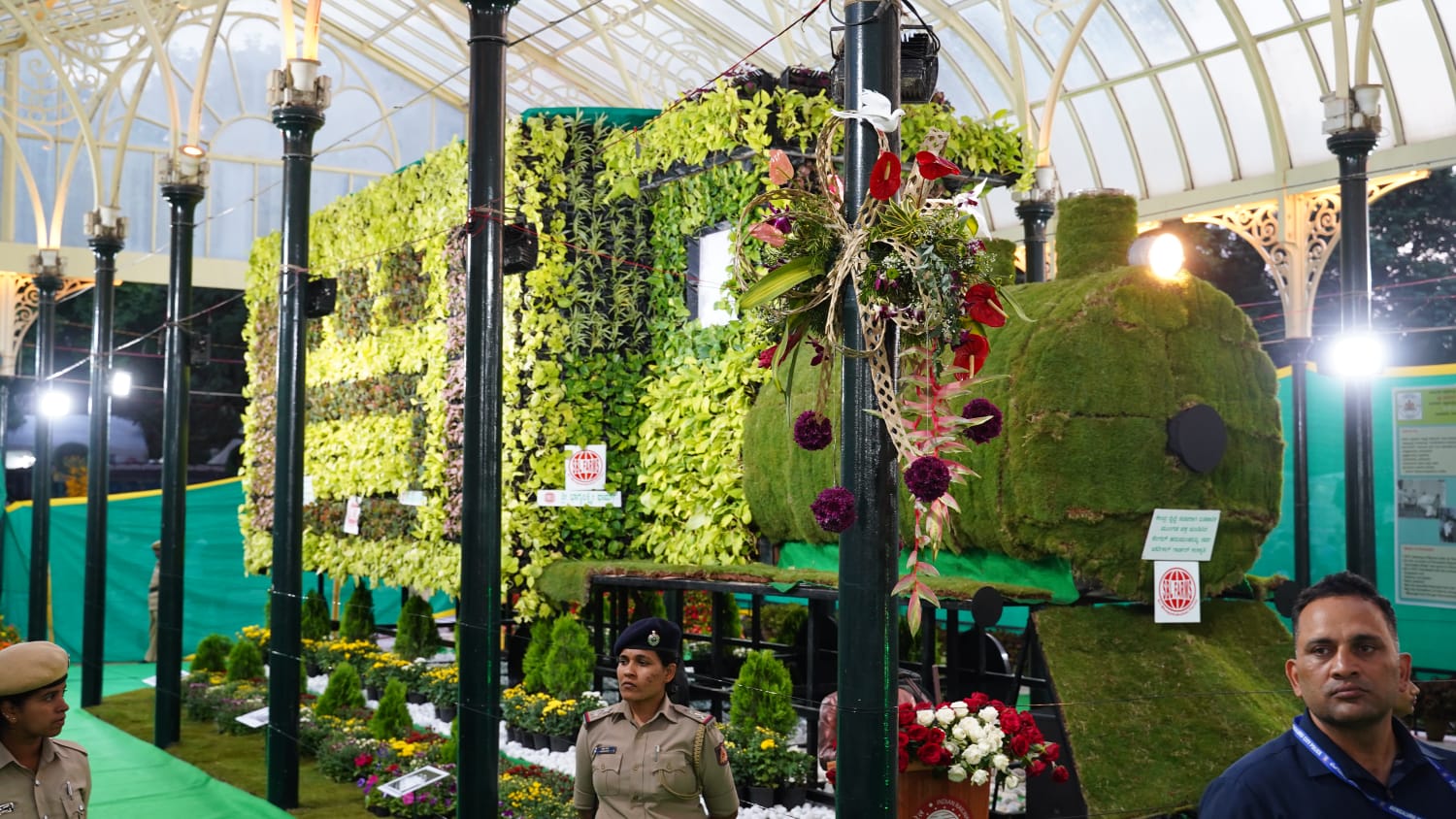 thousands-of-people-visited-to-lalbagh-for-flower-show