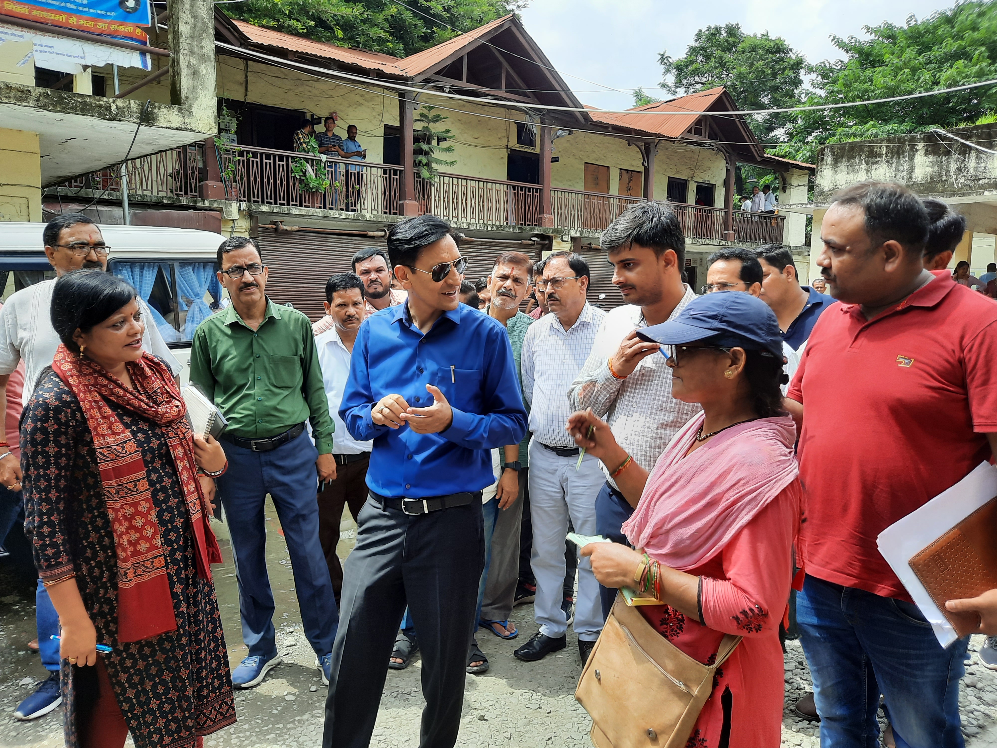 कुमाऊं कमिश्नर दीपक रावत तहसील परिसर की व्यवस्थाओं का