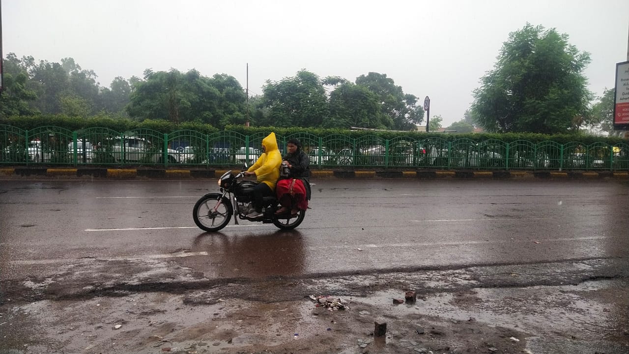 पूर्वी व पश्चिमी उत्तर प्रदेश में जोरदार बारिश का अलर्ट