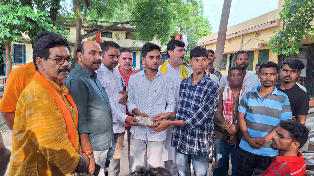 BJP MLAs met villagers and students and gave them money In Pakur