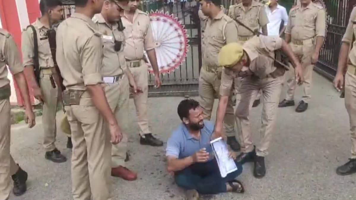 मेरठ में पुलिस से नाराज बच्ची के चाचा ने आत्मदाह का प्रयास किया.