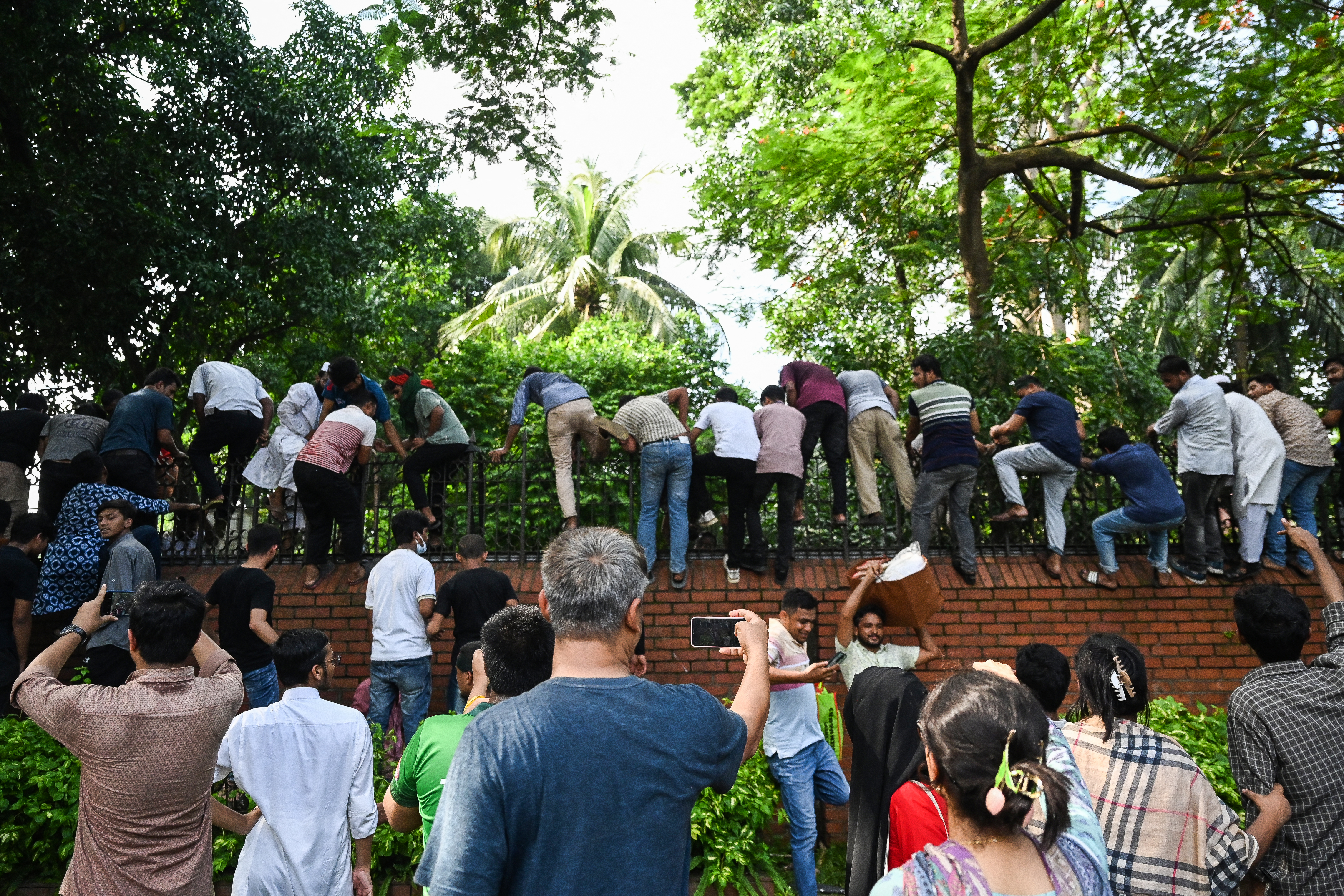 Bangladesh PM Residence Protestors entering into it