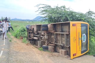 school_bus_overturned_in_srikakulam_district