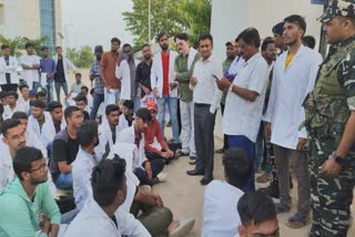 medinirai-medical-students-strike-ends-in-palamu