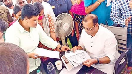 Vankudotu Sarita meets Minister komatireddy