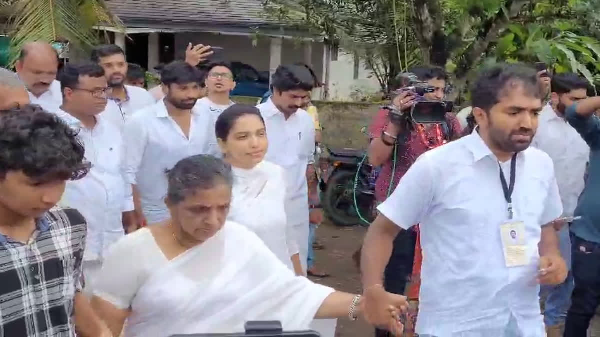 chandy oommen and family casted vote  puthuppally bypoll 2023  Chandy Oommen Casted Vote  വോട്ട് രേഖപ്പെടുത്തി ചാണ്ടി ഉമ്മനും കുടുംബവും