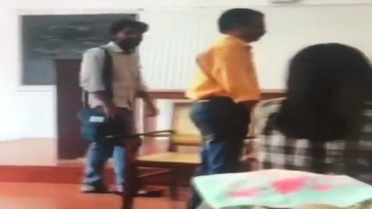 മഹാരാജാസ്‌ കോളേജ്  Maharajas College  Students Insulting Blind Teacher  കാഴ്‌ച പരിമിതി  The accused students apologized to the teacher  വിദ്യാർഥികൾ അധ്യാപകനോട് മാപ്പ് പറഞ്ഞു  പരിഹസിച്ച്‌ വിദ്യാർതഥികൾ  കുട്ടികൾ  മാപ്പ്‌  College  accused  students  apologized  teacher  Insulting  Blind Teacher