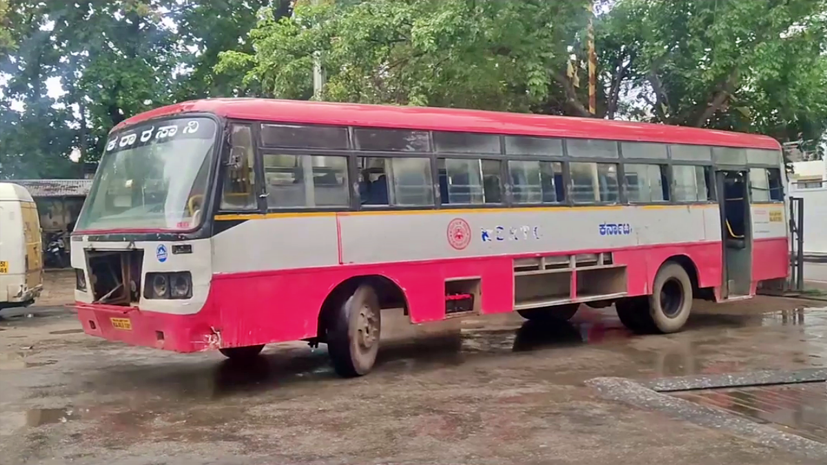 old ksrtc buses get new life  old ksrtc buses rebuild  KSRTC Gujri Bus  Transport Minister Ramalingareddy  KSRTC buses  Rule of Gujari policy  A refurbished bus  KSRTC Buses Renovation  etv bharath kannada news  ಕೆಎಸ್ಆರ್​ಟಿಸಿ ಬಸ್​ಗಳು  ಗುಜರಿ ಸೇರಬೇಕಿದ್ದ ಕೆಎಸ್ಆರ್​ಟಿಸಿ ಬಸ್  ಕೆಎಸ್ಆರ್​ಟಿಸಿ ಗುಜರಿ ಬಸ್  ಕೇಂದ್ರ ಸರ್ಕಾರದ ಗುಜರಿ ನೀತಿ  ಕೆಎಸ್ಆರ್​ಟಿಸಿ ಬಸ್​ಗಳಿಗೆ ಹೊಸ ಸ್ಪರ್ಶ  ಕೆಎಸ್ಆರ್​ಟಿಸಿಯ ಕಾರ್ಯಾಗಾರ  ಇಂಜಿನ್ ಕ್ಷಮತೆ ಹಾಗು ಬಸ್​ನ ಹೊರಕವಚ  ಸಾರಿಗೆ ಸಚಿವ ರಾಮಲಿಂಗಾರೆಡ್ಡಿ  ಕೆಎಸ್ಆರ್​ಟಿಸಿ ಬಸ್​ಗಳು ನವೀಕರಣ  ಈಟಿವಿ ಭಾರತ್ ಕನ್ನಡ ಸುದ್ದಿ  ಗುಜರಿ ಸೇರುತ್ತಿದ್ದ ಕೆಎಸ್​​ಆರ್​ಟಿಸಿ ಬಸ್