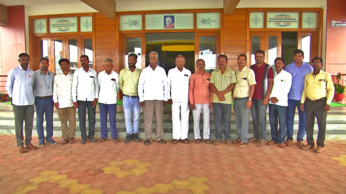 Teachers day Special  Teacher hometown is Inchal village  Inchal village in Belagavi district  ಶಿಕ್ಷಕರ ತವರೂರು ಇಂಚಲ  ಸ್ವಾಮೀಜಿಯ ಶೈಕ್ಷಣಿಕ ಕ್ರಾಂತಿಗೆ ಉಘೇ ಉಘೇ  ಗ್ರಾಮದಲ್ಲಿ ಇಂಚಿಂಚಿಗೂ ಮೇಷ್ಟ್ರು  ಇಂದು ಶಿಕ್ಷಕರ ದಿನಾಚರಣೆ  ಶಿಕ್ಷಣ ವಂಚಿತ ಕುಗ್ರಾಮ  ಸ್ವಾಮೀಜಿ ಅಂದು ತೆಗೆದುಕೊಂಡ ನಿರ್ಧಾರ  ಶಿಕ್ಷಕರ ತವರೂರಾಗಿ ಮಾರ್ಪಟ್ಟಿದ್ದು  ಇಂಚಲ ಗ್ರಾಮದಲ್ಲಿ ಇಂಚಿಂಚಿಗೂ ಶಿಕ್ಷಕರು