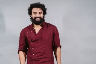 Tovino  Actor Tovino Thomas Injured  Tovino Thomas Injured  ടൊവിനോ തോമസ്സിന് പരിക്ക്  നടികർ തിലകത്തിന്‍റെ ലൊക്കേഷനിൽ  സംവിധായകൻ ലാൽ ജൂനിയർ  ലാൽ ജൂനിയർ സംവിധാനം ചെയ്യുന്ന  പരിക്ക് ഗുരുതരമല്ല  പെരുമ്പാവൂരിനടുത്ത് മാറമ്പള്ളിയിൽ ചിത്രീകരണം  ഒരാഴ്ച്ചത്തെ വിശ്രമത്തിന് ശേഷം  Tovino Thomas Injured During Nadikar Thilakam  Nadikar Thilakam film  Nadikar Thilakam Shooting  നടികർ തിലകം  Tovino Thomas new film