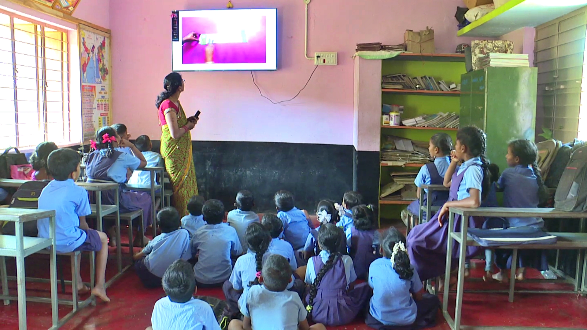 ಎಲ್​ಇಡಿ ಟಿವಿ ಮೂಲಕ ಮಕ್ಕಳಿಗೆ ಪಾಠ