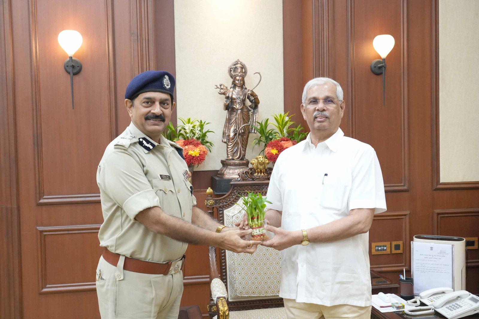 राज्यपाल से मिलते DGP.