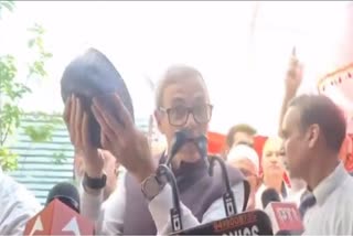 Omar Abdullah addressing supporters in Ganderbal