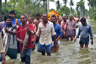 Funeral of the Dead Body was Carried out in Flood Water