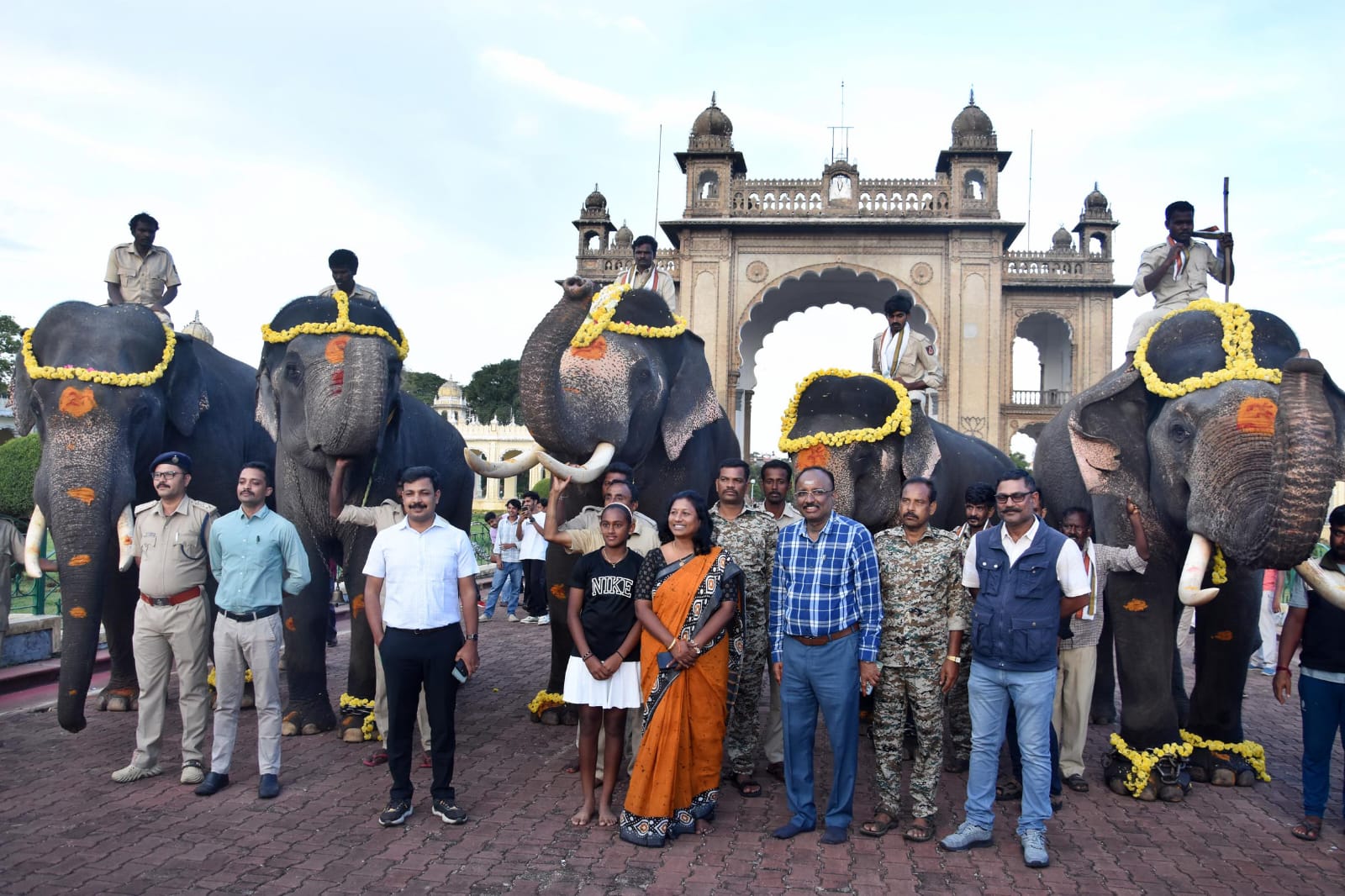 traditional-welcome-to-the-2nd-team-of-dasara-gajapade-on-arrival-at-the-palace