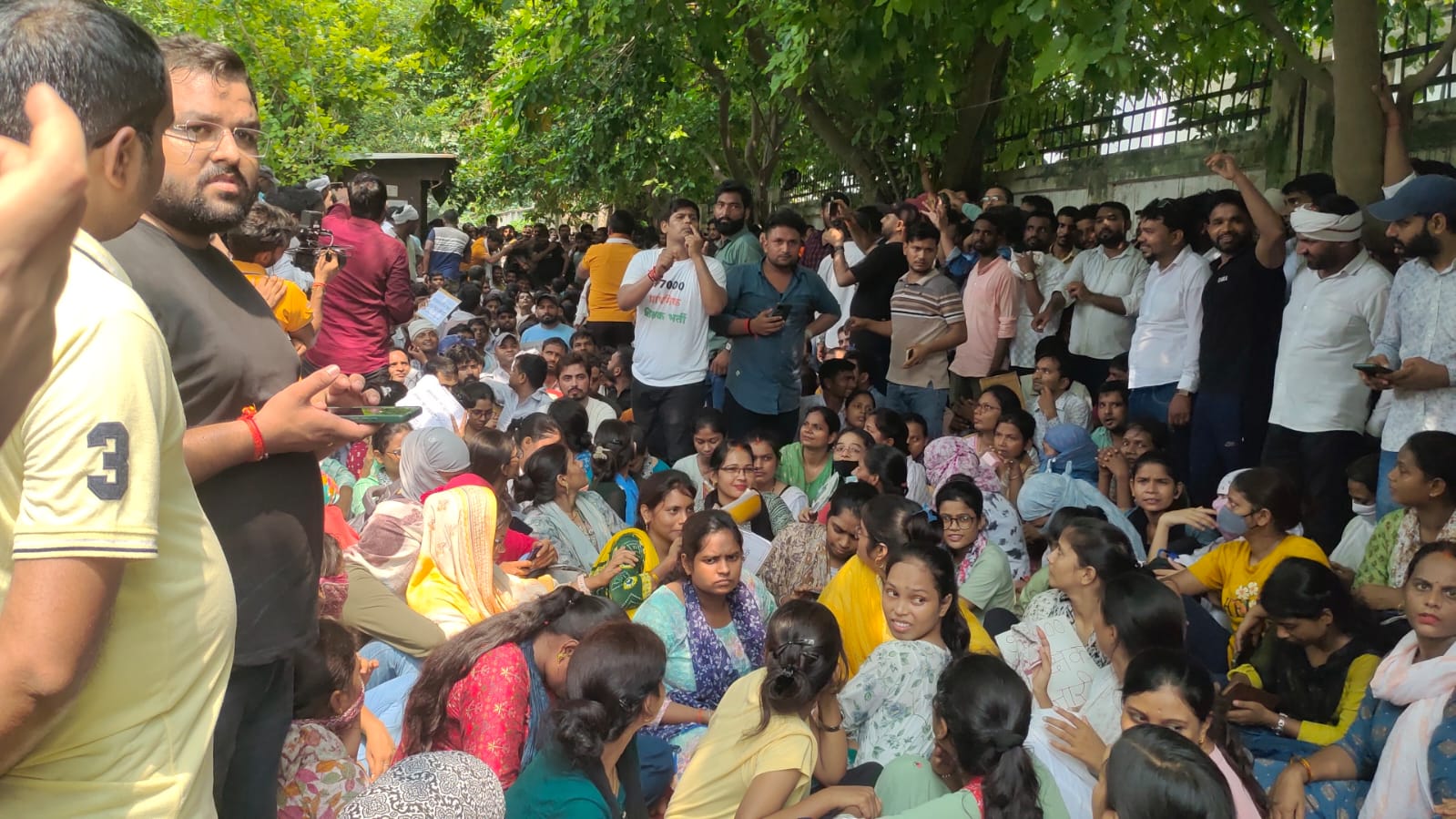 यूपी शिक्षा सेवा चयन आयोग कार्यालय के बाहर प्रदर्शन करते युवा.