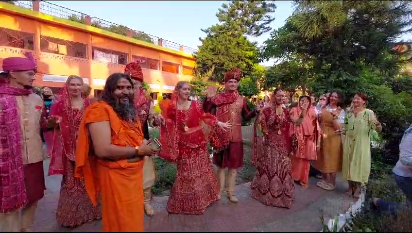 three-russian-couples-get-married-as-per-indian-customs-in-haridwar