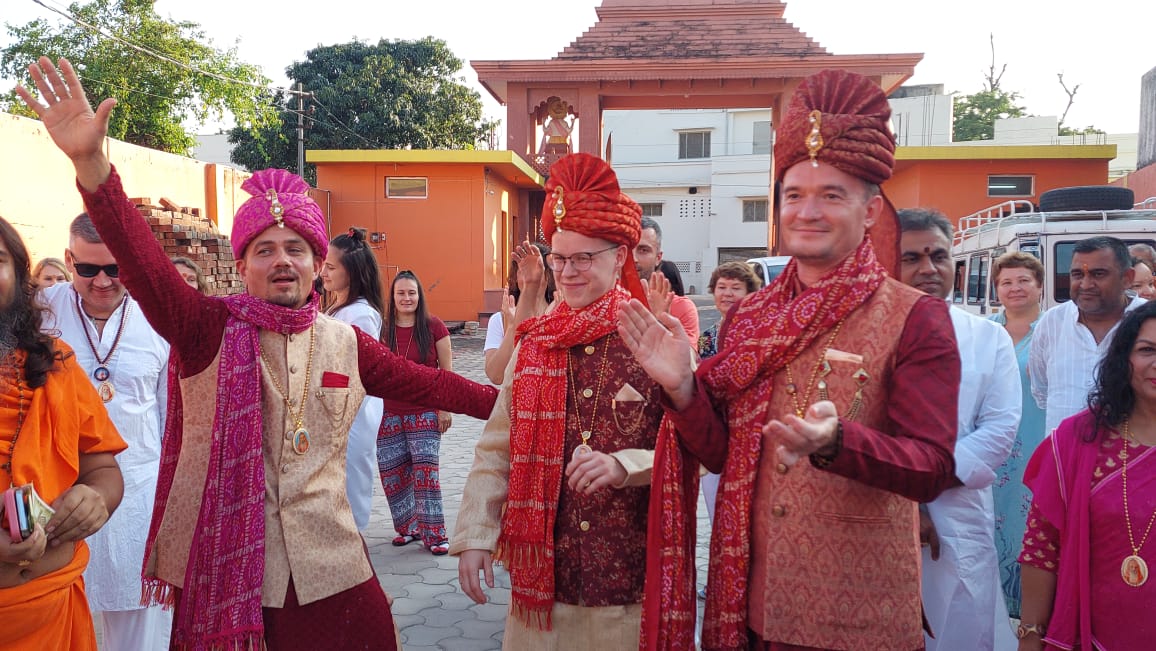 three-russian-couples-get-married-as-per-indian-customs-in-haridwar