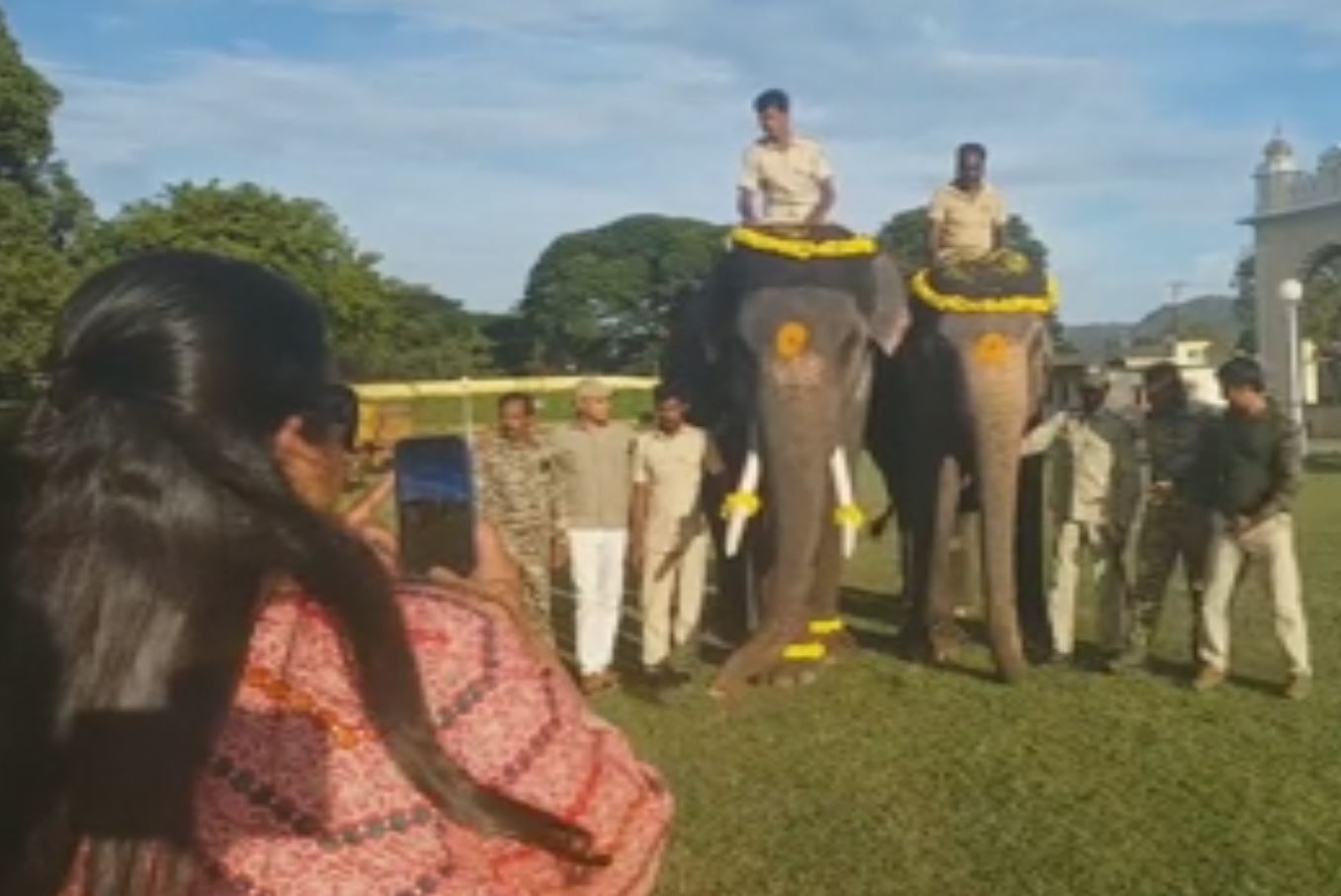 ಮೈಸೂರು ರಾಜವಂಶಸ್ಥರಿಗೆ ರೋಹಿತ್ ಆನೆ ಅಚ್ಚು-ಮೆಚ್ಚು