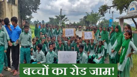 School children blocked road in Giridih