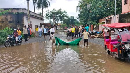 People protested by fishing on road in Giridih