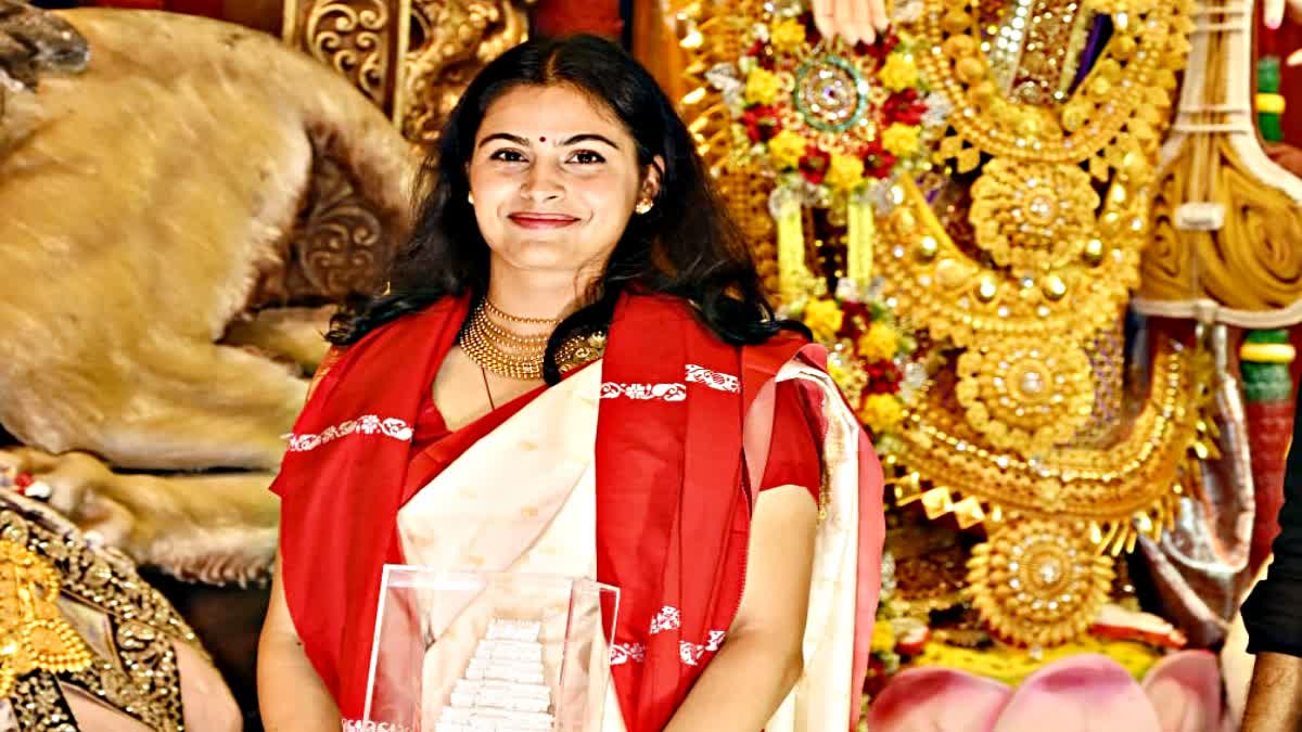 MANU BHAKER INAUGURATES DURGA PUJA