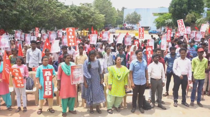 The students urged the Karnataka government to address the shortage of lecturers in government colleges