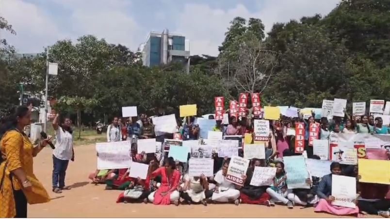 The students urged the Karnataka government to address the shortage of lecturers in government colleges