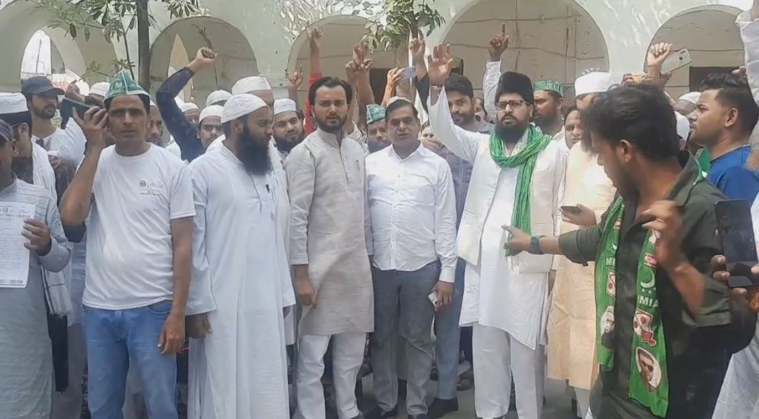 MIM staged a strong protest against the person who insulted the honor of the Prophet