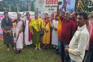 Agitation of teachers and employees of Kasturba Gandhi Balika Vidyalaya in Hazaribag