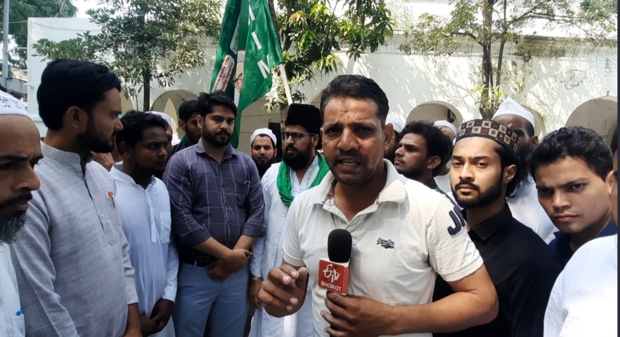 MIM staged a strong protest against the person who insulted the honor of the Prophet