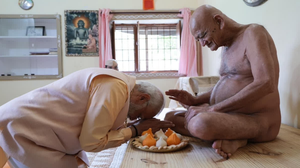 PM Modi visits Dongargarh in poll-bound Chhattisgarh, meets Acharya Vidyasagar Maharaj