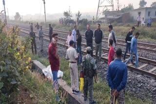 Home guard jawan died in jamtara after being hit by train