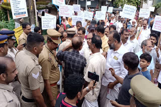 brick mining  March held to the village office  strike against the mining of iron ore  ചെങ്കൽ ഖനനത്തിനെതിരെ സമരം  മുടക്കോഴി മല  mudakozhi mala  ചെങ്കൽ ഖനനം  മുടക്കോഴിമല സംരക്ഷണ സമിതി  mudakozhi mala Conservation Committee  വാഴക്കാട് വില്ലേജ് ഓഫീസ്‌  Vazhakkad Village Office