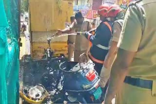 ഇലക്‌ട്രിക് സ്‌കൂട്ടറിന് തീപിടിച്ചു  Electric Scooter Caught Fire  Electric Scooter Fire Kerala  Kerala Electric Scooter Fire  ഇരുചക്ര വാഹനത്തിന് തീപിടിച്ചു