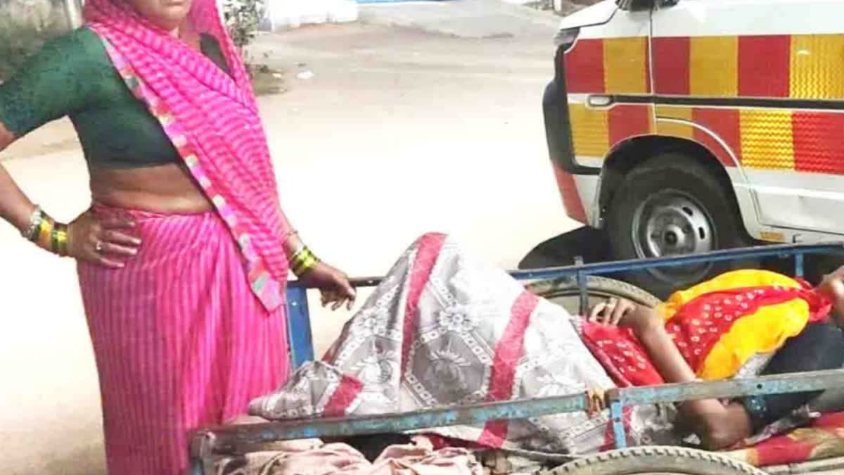 SIDHI WOMAN GAVE BIRTH CHILD CART