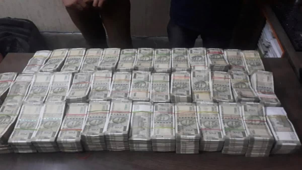 Police seizes 1 crore cash