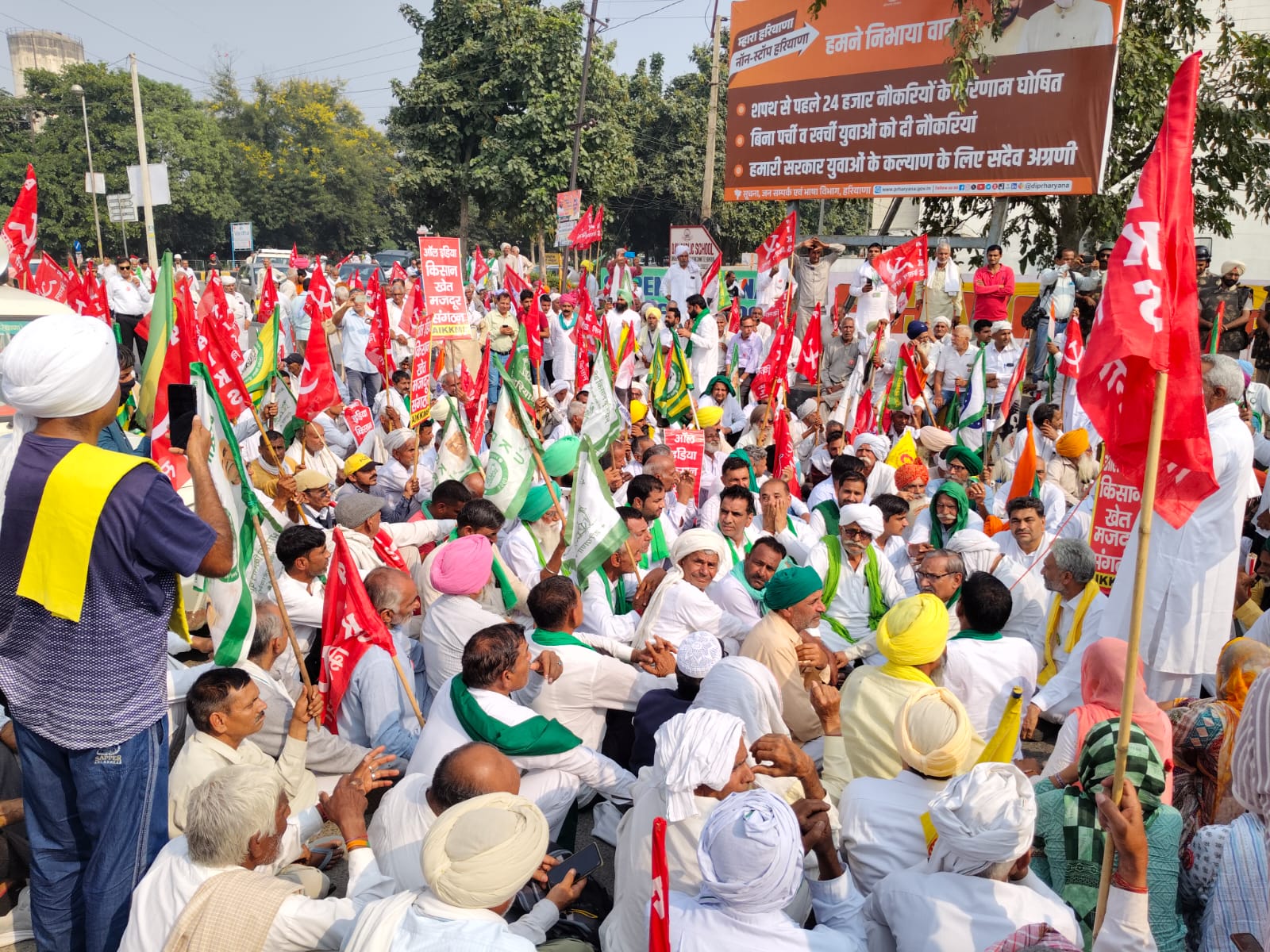 Police stopped the farmers marching to Haryana CM residence in Kurukshetra