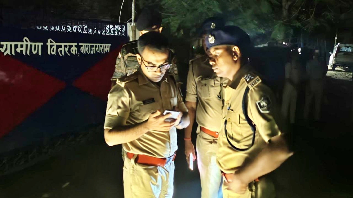 घटना स्थल पर तफ्तीश करती पुलिस