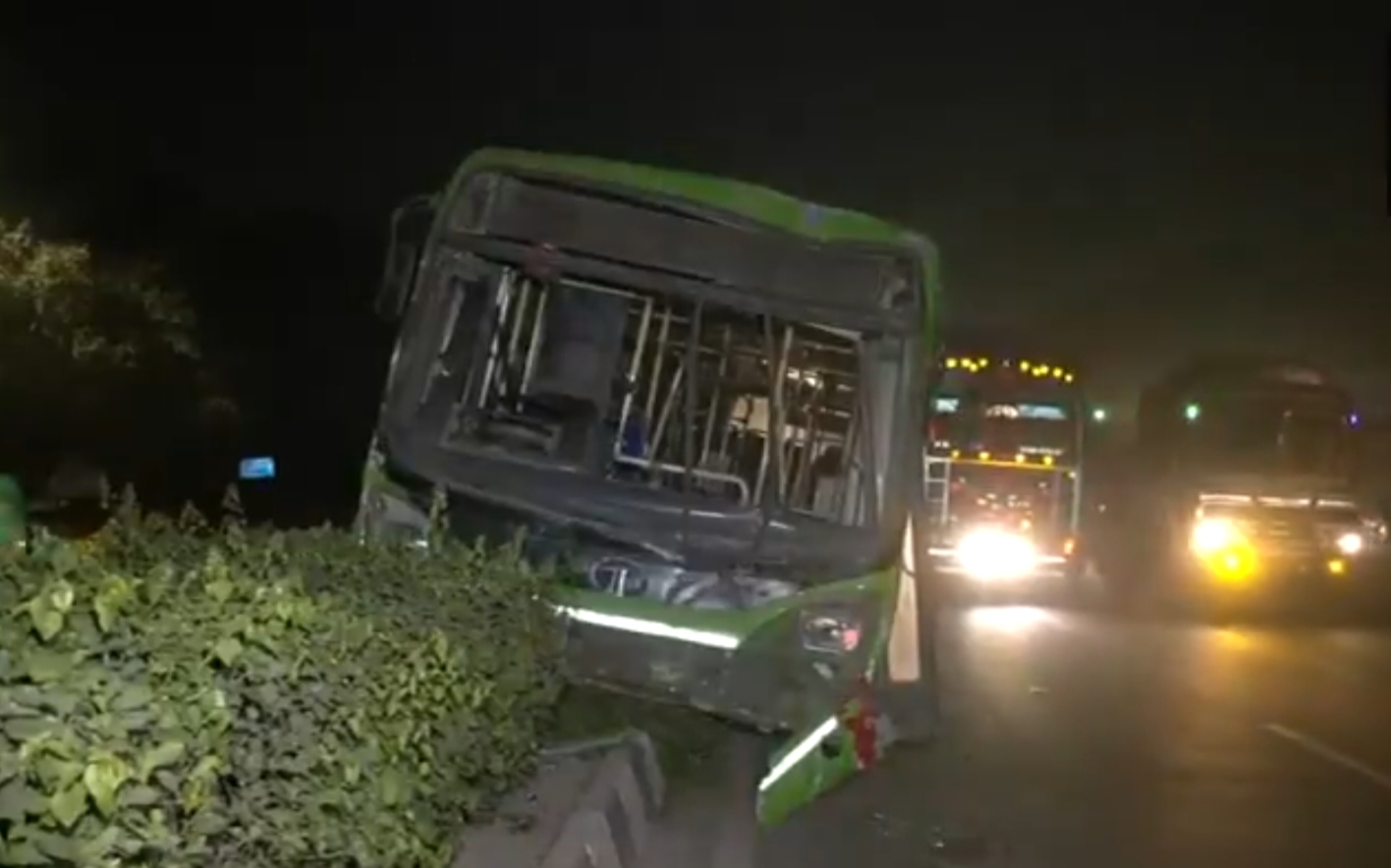 DTC Bus hits one man and constable died in delhi ring road monastery market