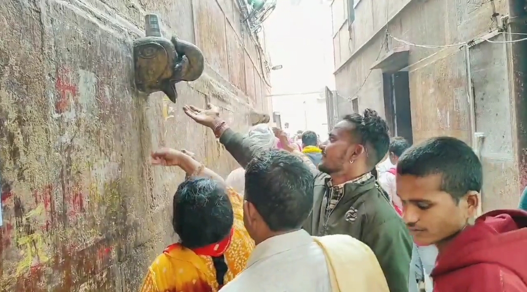 Devotees drink AC water  Believing It To Be  Charan Amrit