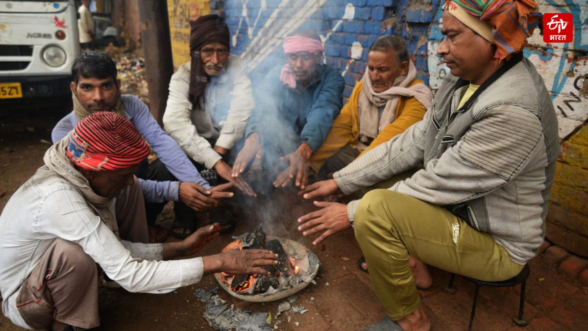 कानपुर में कड़ाके की ठंड से बचने के लिए अलाव जलने लगे.
