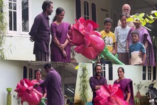 Princes surprise gift to wife  husband made huge rose for wife as gift  husband made huge rose for wife  Prince from Ramakkalmedu  Princes surprise gift to wife raji  Prince and Raji from Ramakkalmedu  Ramakkalmedu idukki  വിവാഹവാർഷികത്തിൽ പ്രിയതമയ്‌ക്ക് സർപ്രൈസ് ഗിഫ്‌റ്റ്  പ്രിയതമയ്‌ക്ക് സർപ്രൈസ് ഗിഫ്‌റ്റ് ഒരുക്കി പ്രിൻസ്  35 കിലോയോളം തൂക്കം വരുന്ന പൂവ്  35 കിലോയോളം തൂക്കം വരുന്ന റോസാപ്പൂവ്  ഭാര്യയ്‌ക്ക് റോസാപ്പൂവ് സമ്മാനിച്ച് ഭർത്താവ്  കൂറ്റൻ റോസാപ്പൂവ് നിർമിച്ച് ഭർത്താവ്  റോസാപ്പൂവ് നിർമിച്ചു  സർപ്രൈസ് ഗിഫ്‌റ്റായി 35 കിലോയുള്ള റോസാപ്പൂവ്  രാമക്കൽമേട് സ്വദേശി പ്രിൻസ്
