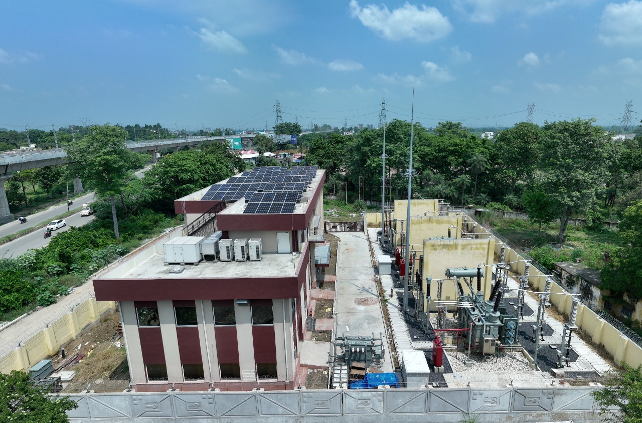 आरआरटीएस कॉरिडोर पर प्रायोरिटी सेक्शन से आगे के सेक्शन में निर्मित मुरादनगर रिसीविंग सब स्टेशन से मुरादनगर स्टेशन के सहायक सब स्टेशन (एएसएस) में 33 केवी की क्षमता पर विद्युत सप्लाई आरंभ कर दी गई है.