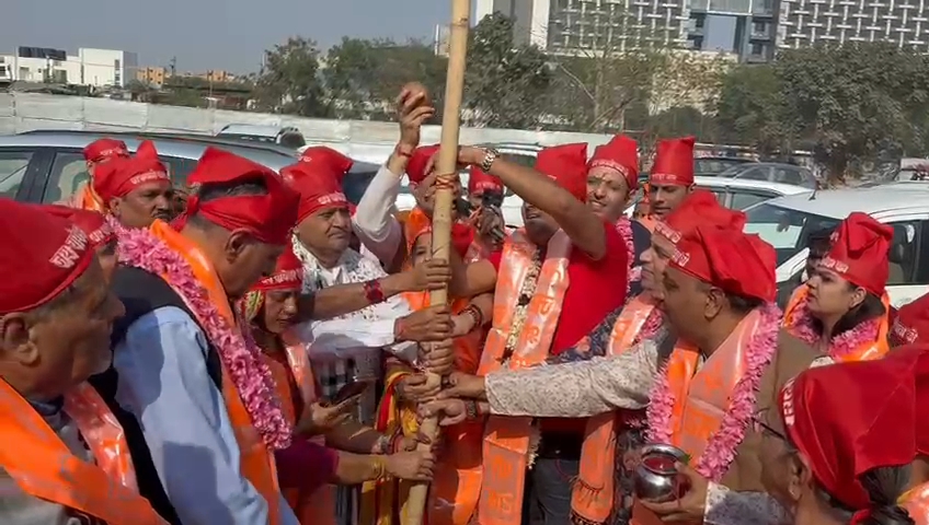 सीबीडी ग्राउंड में भूमिपूजन का आयोजन किया गया. भूमि पूजन में क्षेत्र के कई आयोजन समिति के सभी पदाधिकारी मौजूद रहेंगे.