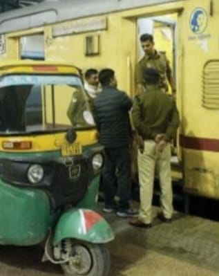 Man Committed Suicide in Train Standing on Gorakhpur Railway Station Platform Train Going to Bihar