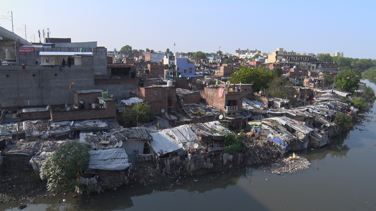 लखनऊ में कुकरेल नदी के किनारे बसी भीकमपुर बस्ती.