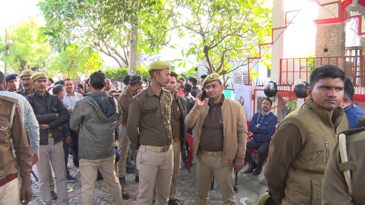 बस्ती हटाने के लिए पहुंचा पुलिस बल.