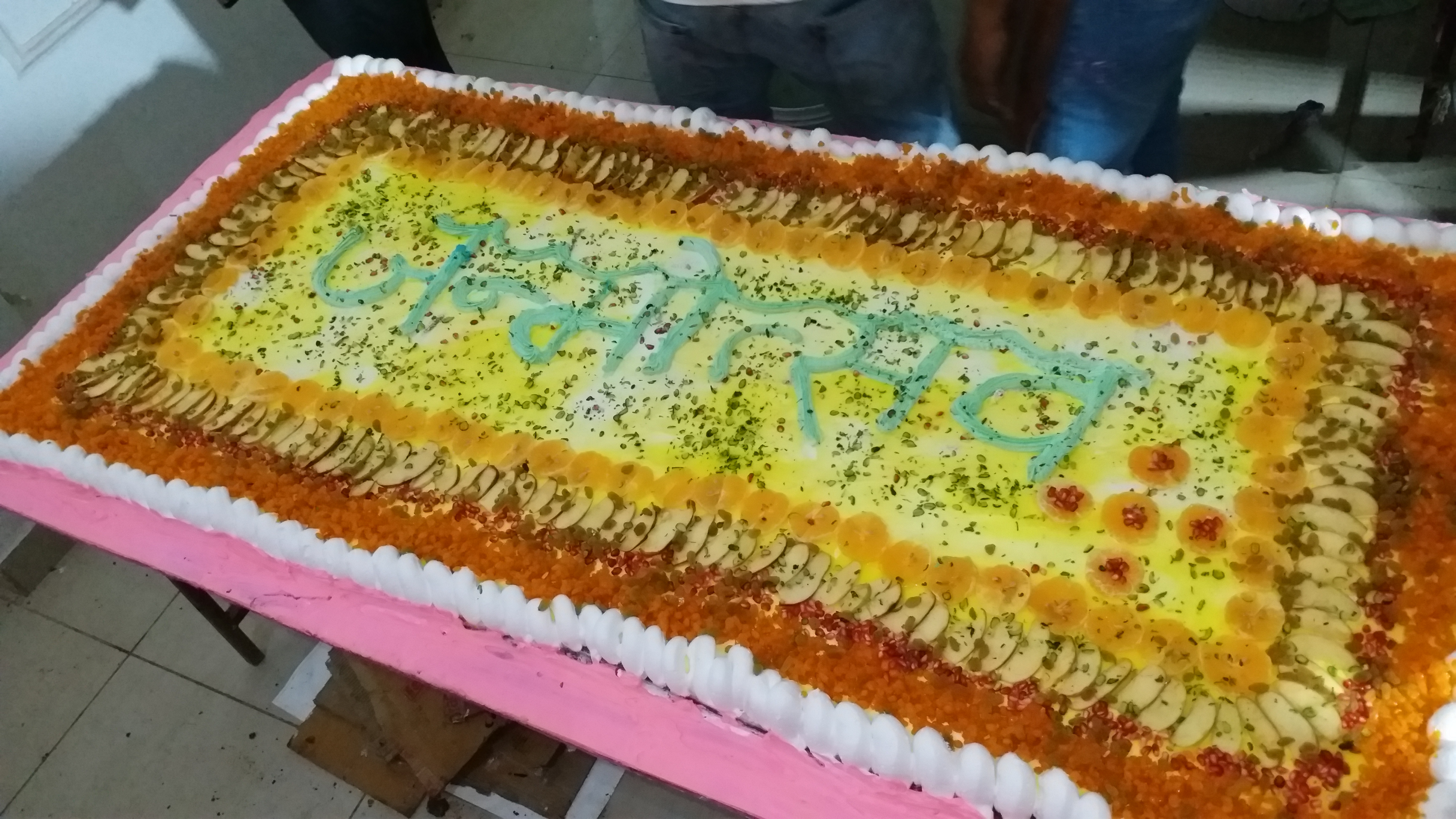 1051 किलो का केक.
